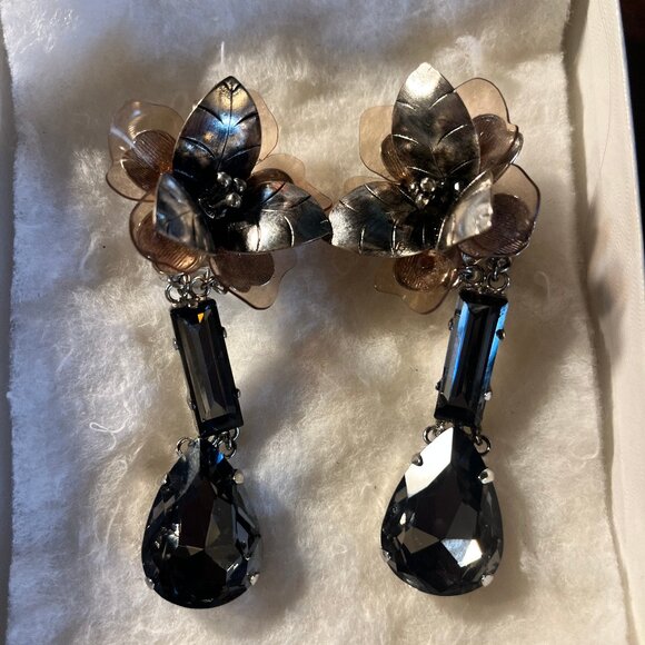 Tory Burch Floral Tear Drop Clip On Earrings - Picture 9 of 9